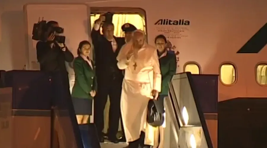 El Papa Francisco se despide de Turquía antes de ingresar al avión