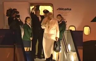 El Papa Francisco se despide de Turquía antes de ingresar al avión 