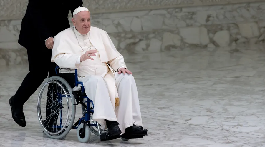 Papa Francisco en silla de ruedas. (Imagen de archivo). Foto: Daniel Ibáñez / ACI Prensa