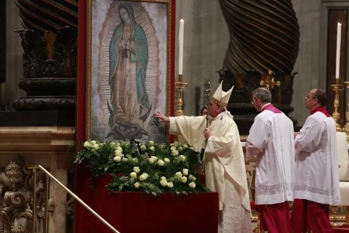 El Papa Francisco a los pies de la Virgen de Guadalupe en la Basílica de San Pedro en el Vaticano. Foto Daniel Ibáñez / ACI Prensa