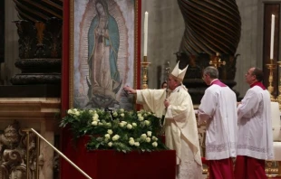 El Papa Francisco a los pies de la Virgen de Guadalupe en la Basu00edlica de San Pedro en el Vaticano. Foto Daniel Ibu00e1u00f1ez / ACI Prensa 