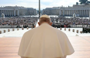 Papa Francisco en oraciu00f3n. Cru00e9dito: Cru00e9dito: Vatican News 