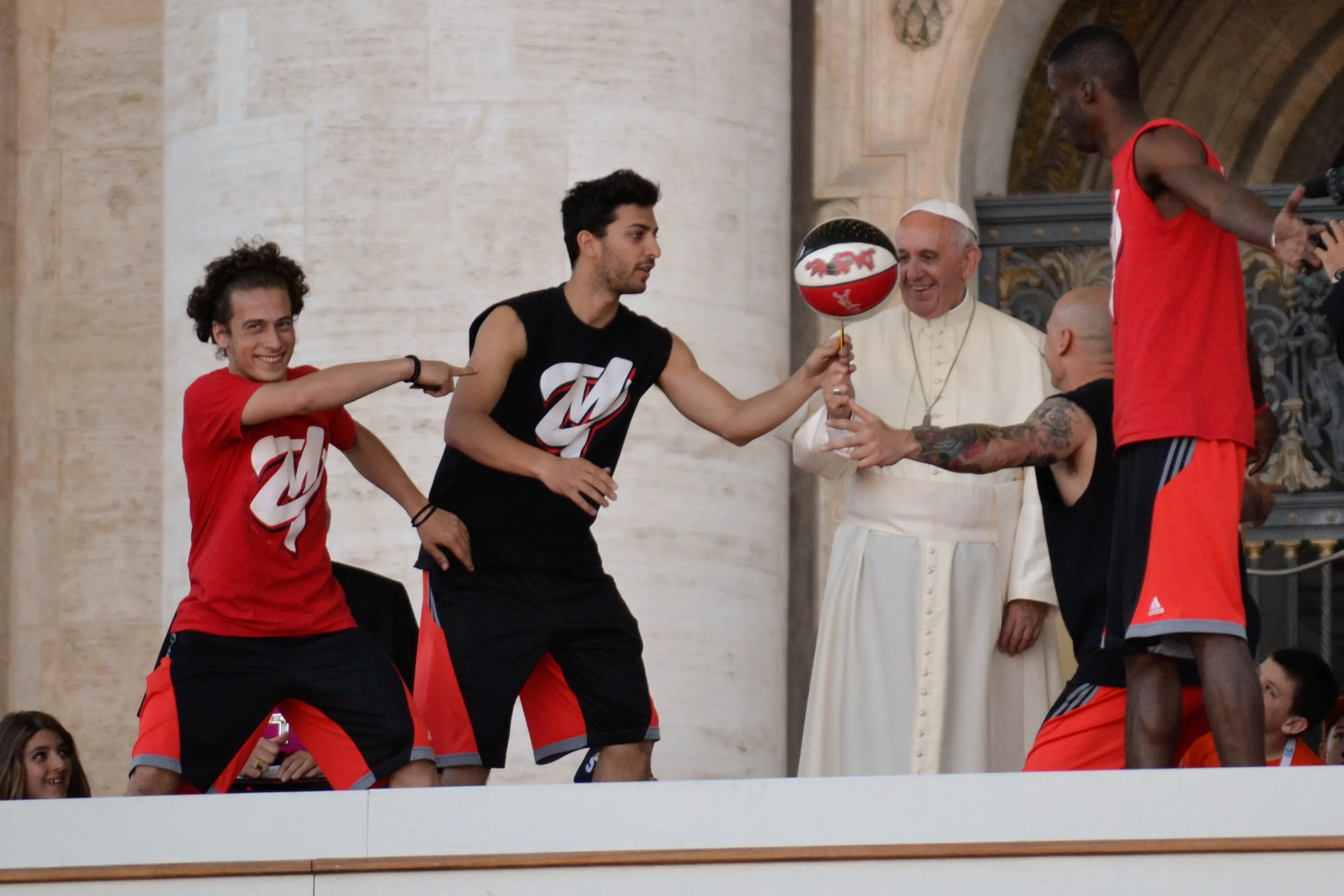 El Papa Francisco el día sábado 7 de junio con un grupo de deportistas en la Plaza de San Pedro (Foto Daniel Ibáñez / ACI Prensa)?w=200&h=150