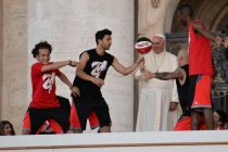 El Papa Francisco el du00eda su00e1bado 7 de junio con un grupo de deportistas en la Plaza de San Pedro (Foto Daniel Ibu00e1u00f1ez / ACI Prensa)