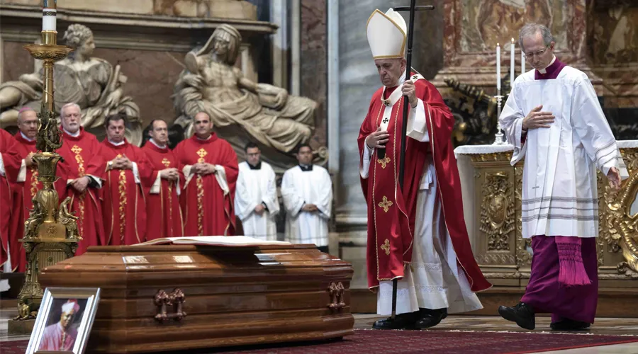 El Papa Francisco en el funeral del Nuncio Apostólico de Argentina. Foto: Vatican Media / ACI