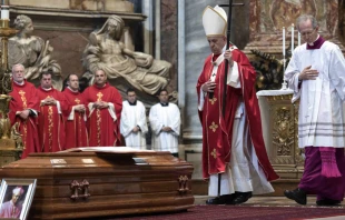 El Papa Francisco en el funeral del Nuncio Apostu00f3lico de Argentina. Foto: Vatican Media / ACI 