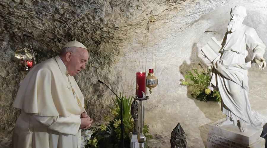 Papa Francisco reza en la gruta de San Pablo en Malta. Foto: Vatican Media?w=200&h=150