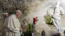 Papa Francisco reza en la gruta de San Pablo en Malta. Foto: Vatican Media