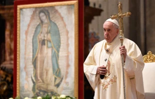 El Papa Francisco junto a imagen de la Virgen de Guadalupe. Cru00e9dito: Vatican Media 