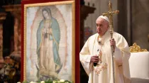 El Papa Francisco junto a imagen de la Virgen de Guadalupe. Crédito: Vatican Media