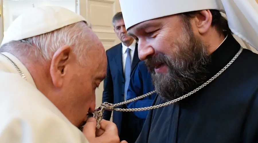 El Papa besa la cruz del metropolita ortodoxo ruso que se opuso a la guerra en Ucrania 