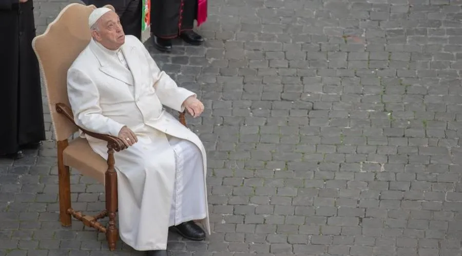 El Papa Francisco llora ante la Inmaculada por el sufrimiento de Ucrania