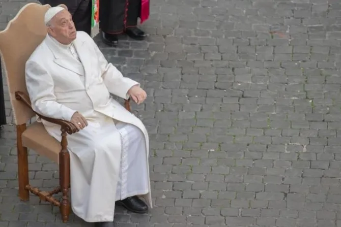 El Papa Francisco llora ante la Inmaculada por el sufrimiento de Ucrania