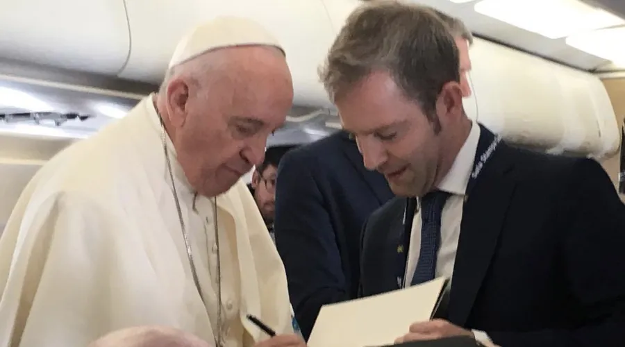 Imagen de archivo. Papa con periodista en 2016. Foto: Cortesía de Javier Martínez-Brocal