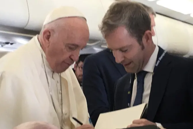 El Papa responde a periodista que lo fotografió en tienda de discos
