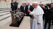 Papa Francisco ante la escultura de "Jesús sin techo" en 2013 / Foto: L'Osservatore Romano