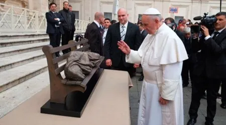 Colocan escultura de “Jesús sin techo” a la entrada de la Limosnería Vaticana