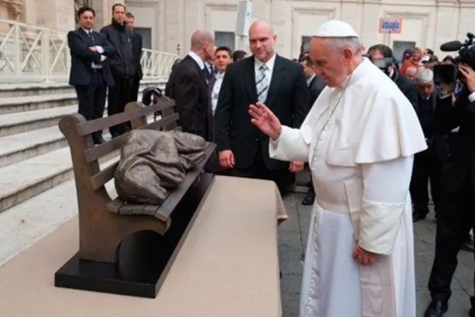 Colocan escultura de “Jesús sin techo” a la entrada de la Limosnería Vaticana