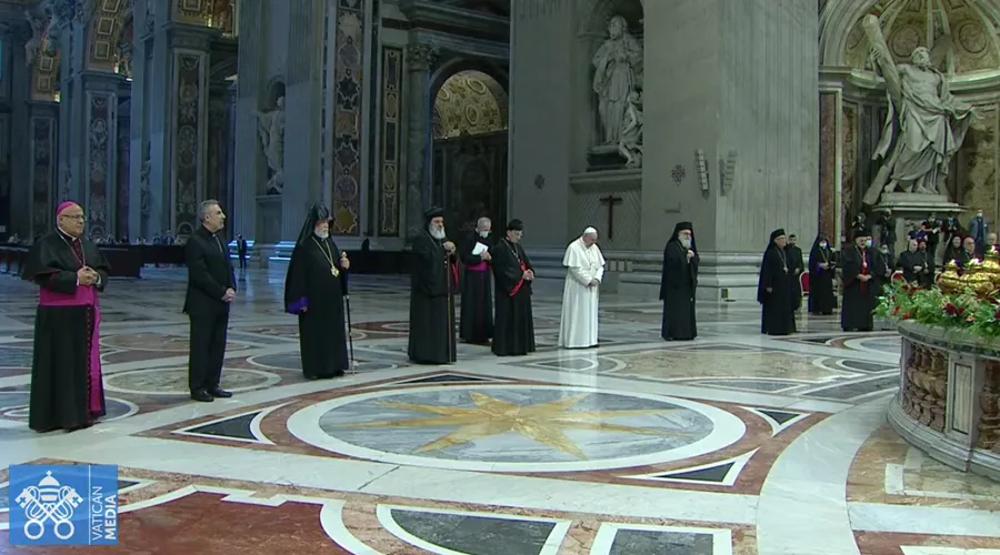 El papa Francisco junto a los Patriarcas de Oriente Próximo en la Basilica de San Pedro