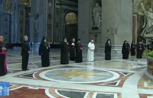 Papa Francisco reza con lu00edderes cristianos del Lu00edbano. Foto: Captura 
