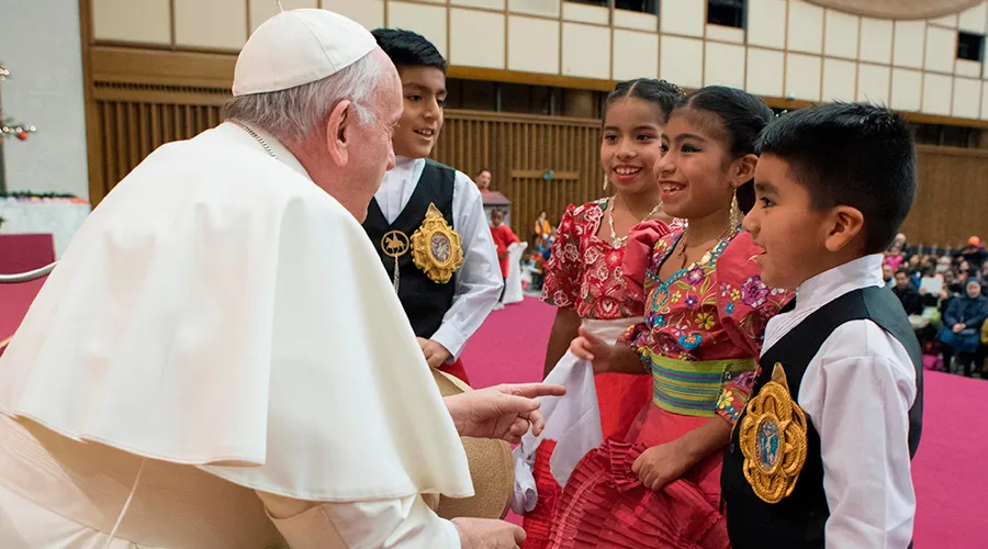 El Papa Francisco con los niños que bailaron marinera?w=200&h=150