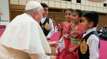 El Papa Francisco con los niños que bailaron marinera