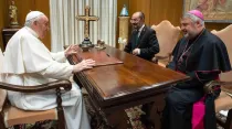 Audiencia del Papa Francisco con el Arzobispo de Zaragoza y Presidente de Aragón. Crédito: Twitter Javier Lambán 