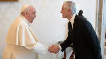 El Papa Francisco con gobernador Alfredo del Mazo. Crédito: Vatican Media
