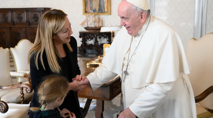 El Papa Francisco junto a Giorgia Meloni y su hija Ginevra. Crédito: Vatican Media?w=200&h=150
