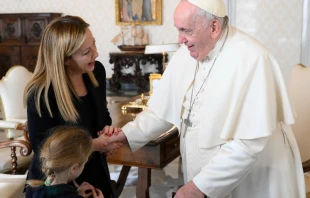 El Papa Francisco junto a Giorgia Meloni y su hija Ginevra. Cru00e9dito: Vatican Media 