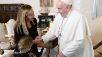 El Papa Francisco junto a Giorgia Meloni y su hija Ginevra. Crédito: Vatican Media