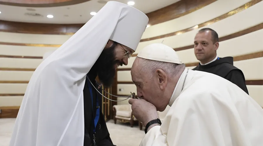Papa Francisco con el Metropolitano Antonij de Volokolamsk. Crédito: Vatican Media