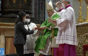 Papa entrega la Biblia a ministra laica del lectorado de Corea del Sur. Foto: Captura Vatican Media 