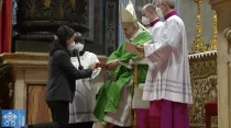 Papa entrega la Biblia a ministra laica del lectorado de Corea del Sur. Foto: Captura Vatican Media