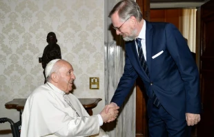 El Papa Francisco con el Primer Ministro de la Repu00fablica Checa, Petr Fiala. Cru00e9dito: Vatican Media 