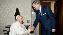 El Papa Francisco con el Primer Ministro de la República Checa, Petr Fiala. Crédito: Vatican Media