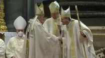 Papa Francisco saluda a los nuevos obispos. Foto: Captura video