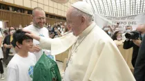Papa Francisco bendice a una delegación del Movimiento Laudato Si. (Imagen de archivo). Crédito: Vatican Media