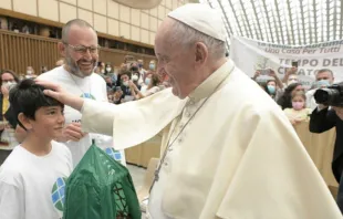 Papa Francisco bendice a una delegación del Movimiento Laudato Si. (Imagen de archivo). Crédito: Vatican Media null