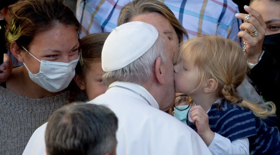 Papa Francisco con niña pequeña. Foto referencial. Crédito: Daniel Ibáñez/ACI Prensa