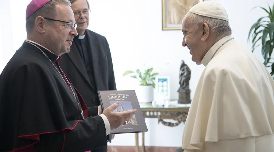 Imagen referencial. Obispo de Limburgo con el Papa Francisco. Foto: Vatican Media