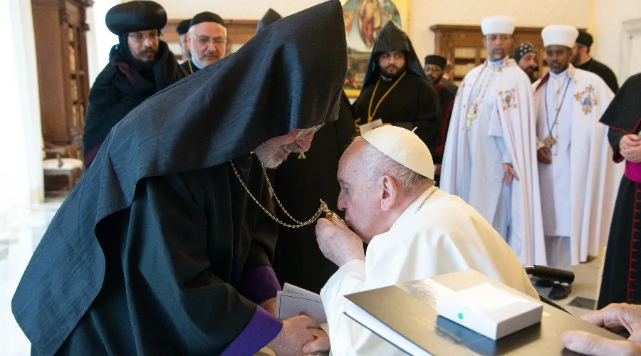 El Papa Francisco con sacerdotes y monjes de las Iglesias Ortodoxas Orientales. Crédito: Vatican Media?w=200&h=150