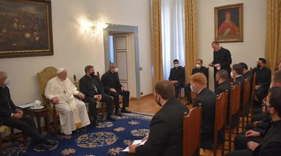 Papa Francisco visita a futuros diplomáticos de la Santa Sede