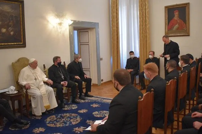 Papa Francisco visita a futuros diplomáticos de la Santa Sede