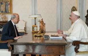 El Papa Francisco con el presidente del Líbano,  Michel Aoun. Crédito: Vatican Media 