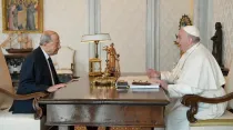 El Papa Francisco con el presidente del Líbano,  Michel Aoun. Crédito: Vatican Media