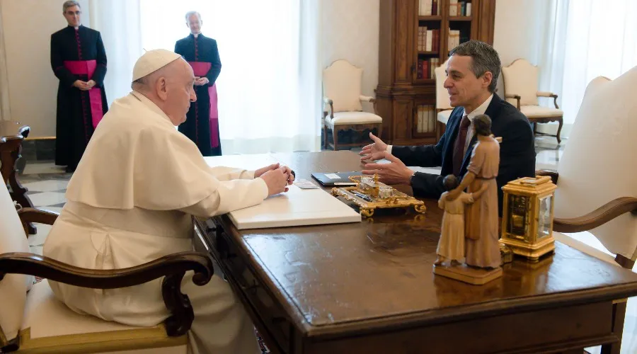 Encuentro del Papa Francisco con el Presidente de la Confederación Suiza en el Vaticano . Crédito: Vatican Media?w=200&h=150