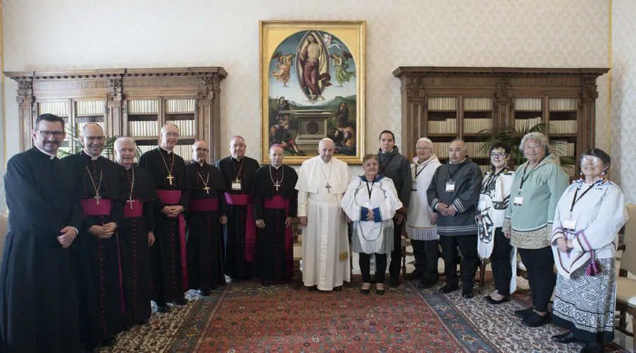 Papa con representantes indígenas y obispos de Canadá. Foto: Vatican Media