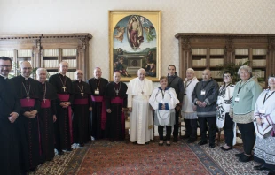 Papa con representantes indu00edgenas y obispos de Canadu00e1. Foto: Vatican Media 