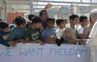 El Papa Francisco en el campo de refugiados de Lesbos en 2016. Foto: Vatican Media / ACI 